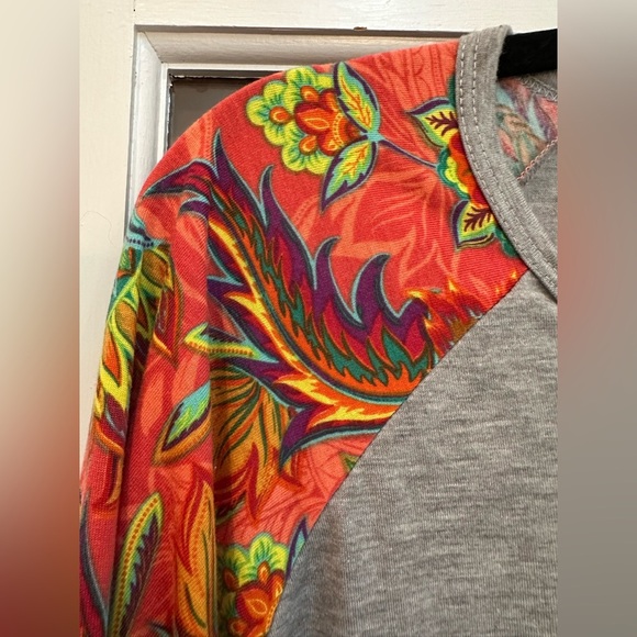 LuLaRoe Randy Baseball Raglan Sleeve Top Paisley Floral Plus Size 2X - Picture 3 of 10